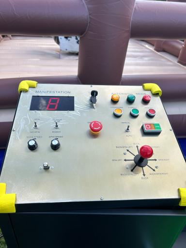 Steuerkonsole mit Tasten, Reglern und digitaler Anzeige.